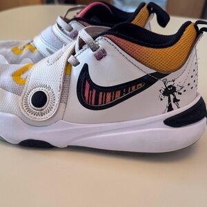 Nike Team Hustle D11 Low Doodles Boys 2.5Y. FJ7688-101